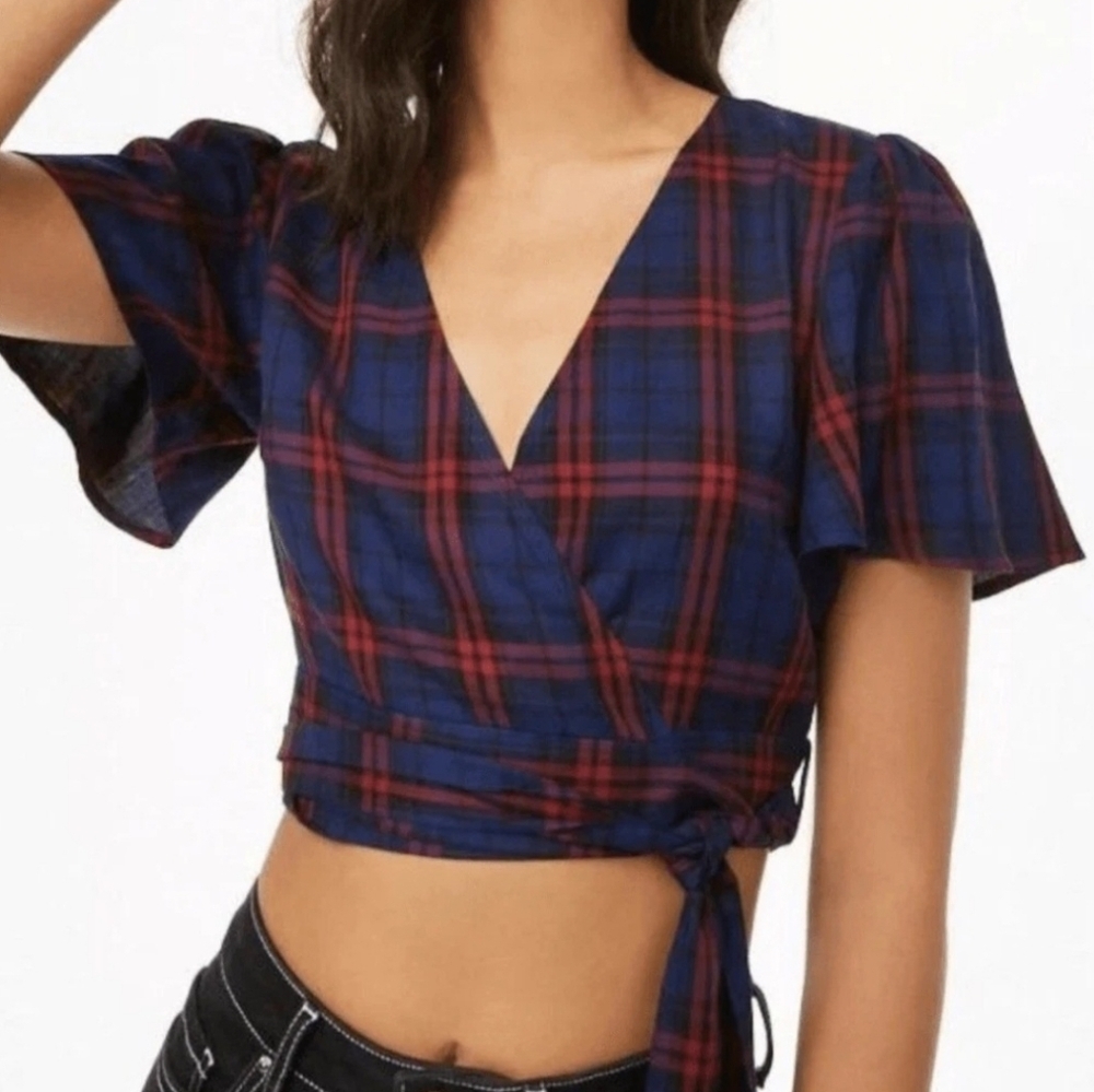 NWOT Forever 21 Womens Plaid Wrap Tie Crop Top Size Medium V-Neck Red/Blue.